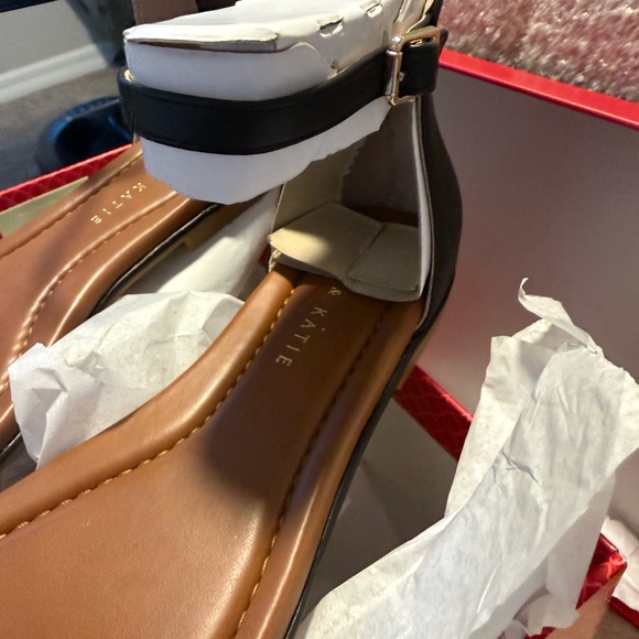 * NEW * NEVER WORN * Kelly & Katie Black and Tan Sandals - Size 8 - Nymie - Picture 7 of 11